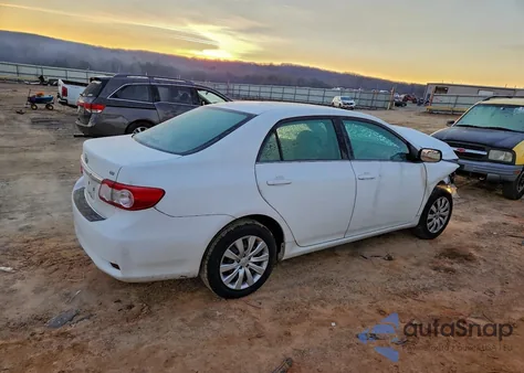 2013 Toyota Corolla Base z USA, uszkodzony, nr VIN 2T1BU4EE3DC992879